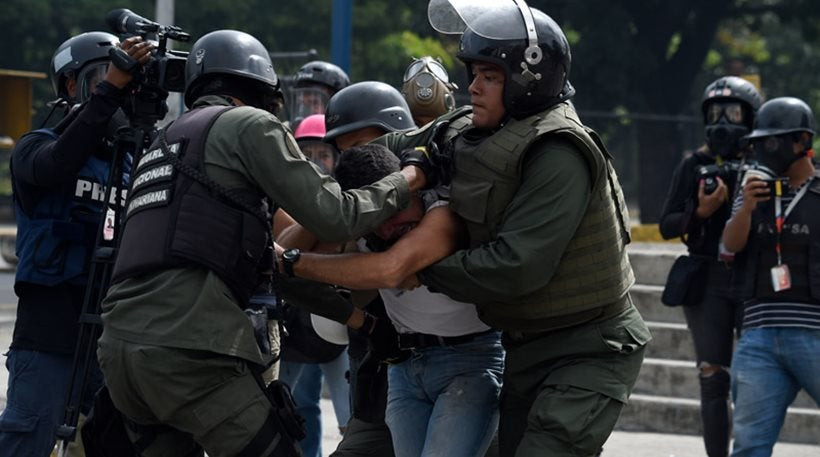 Το απόλυτο χάος στη Βενεζουέλα: Πέντε νεκροί σε δύο μέρες – Την Κυριακή οι εκλογές